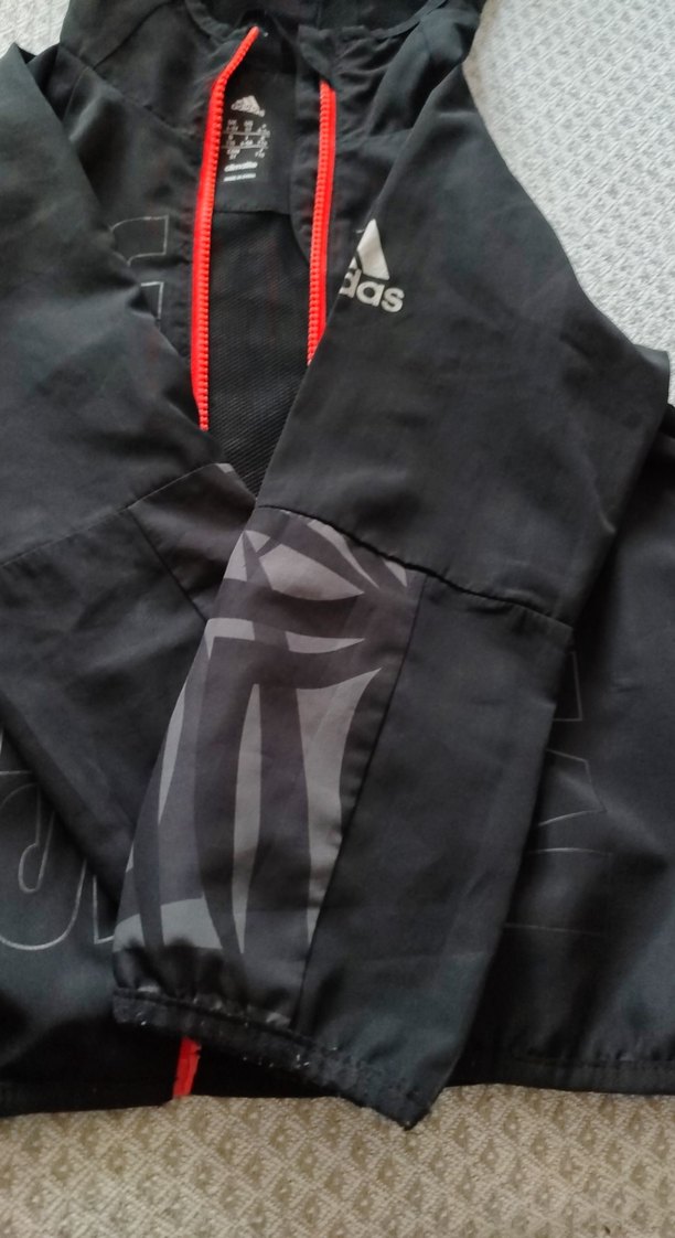 Erkek Çocuk Siyah Kapüşonlu Fermuarlı Yağmurluk - Görsel 2