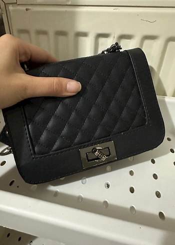 Beden Zincir Detaylı Siyah Yılan Desenli Deri Çanta