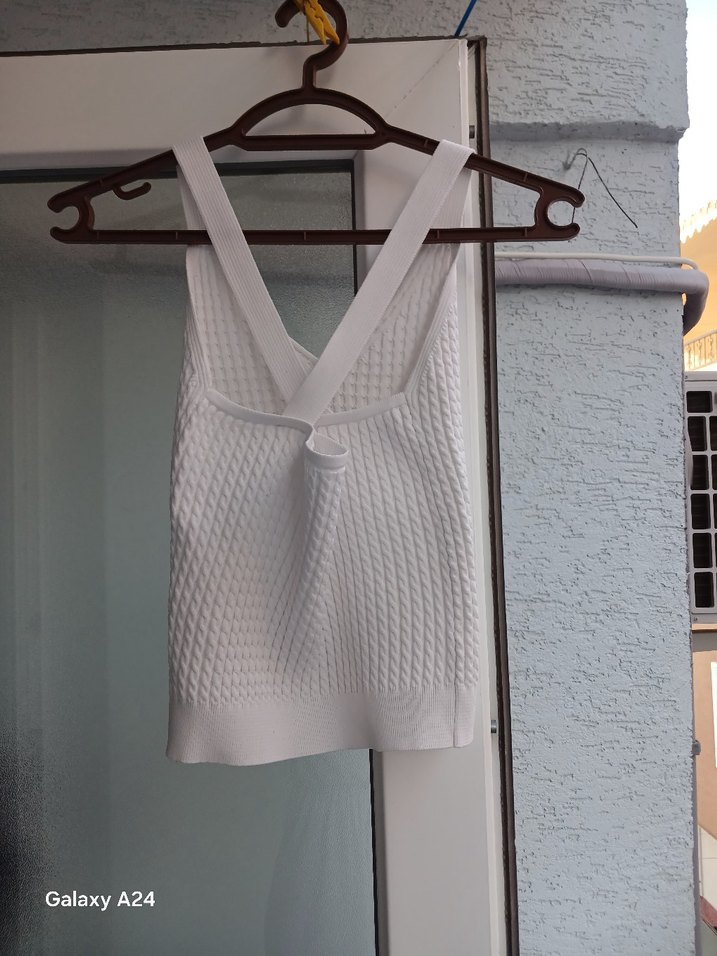 Beyaz V Yaka Kısa Triko Kadın Atlet Standart Beden - Görsel 2