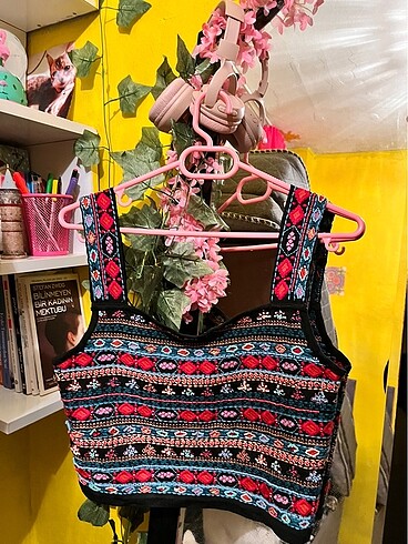 Desenli taşlı crop