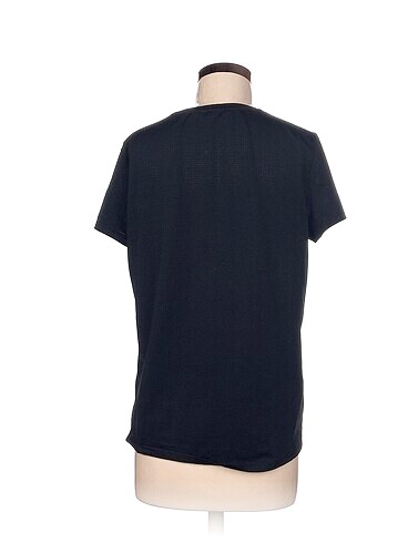 m Beden Penti T-shirt %70 İndirimli.