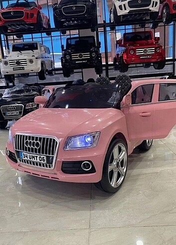 Pembe Akülü Araba
