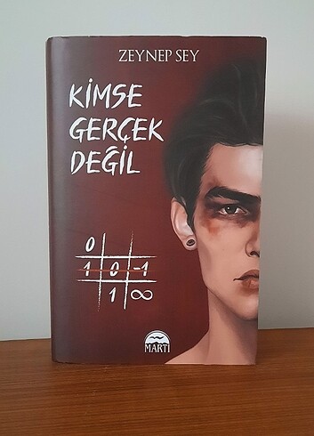 Kimse Gerçek Değil 
