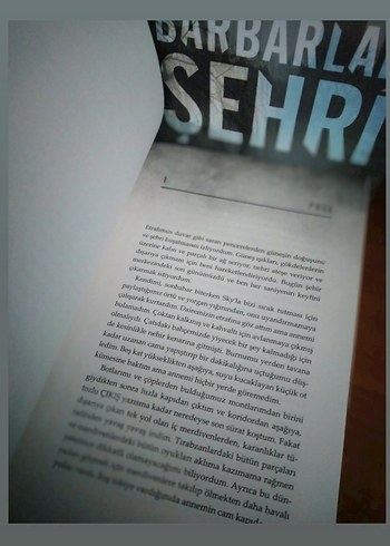 Barbarlar Şehri - Lee Kelly Ciltli Roman - Görsel 4