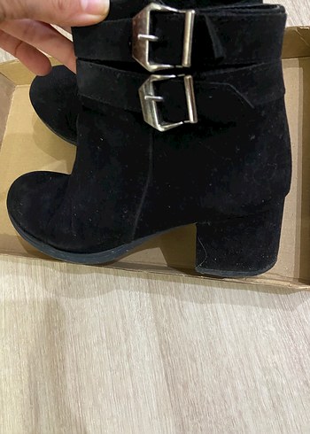 Siyah Süet Tokalı Topuklu Kadın Bot - Görsel 2