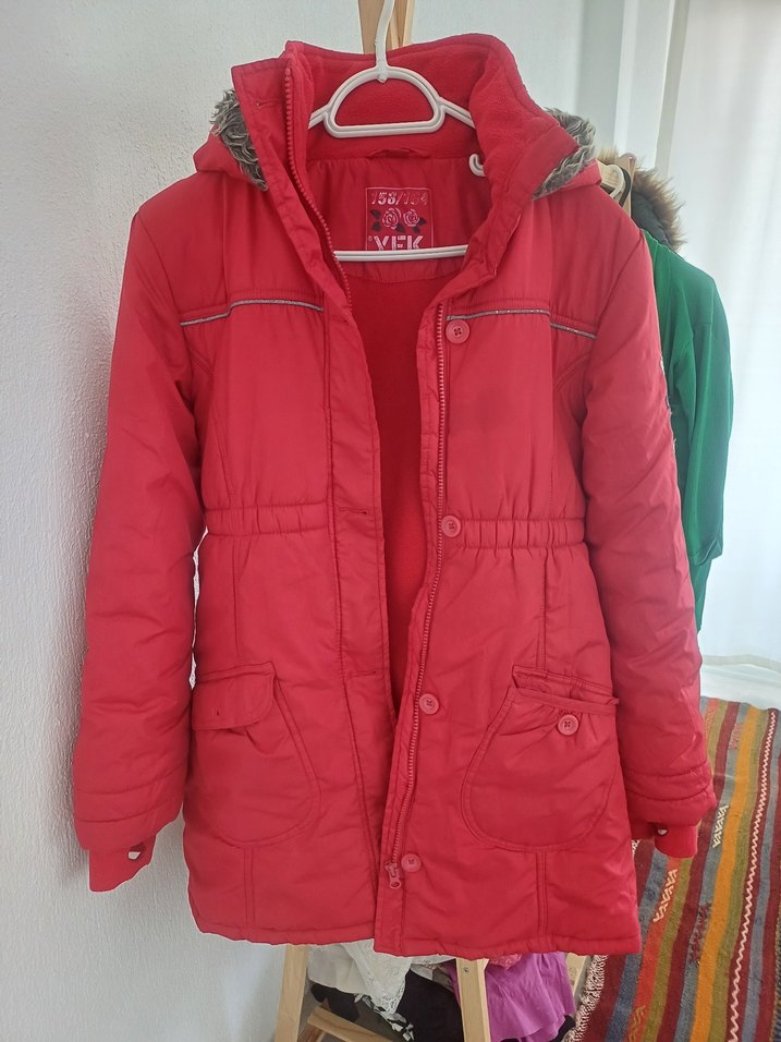 Kız Çocuk Parlak Kırmızı Düğmeli Kaban - Görsel 2