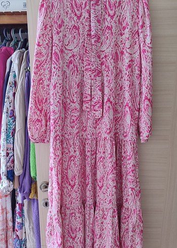 Pembe Desenli Uzun Elbise
