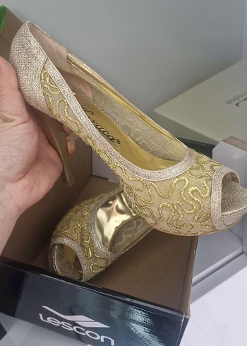 39 Beden Diger Altın Renkli Dantel Detaylı Stiletto