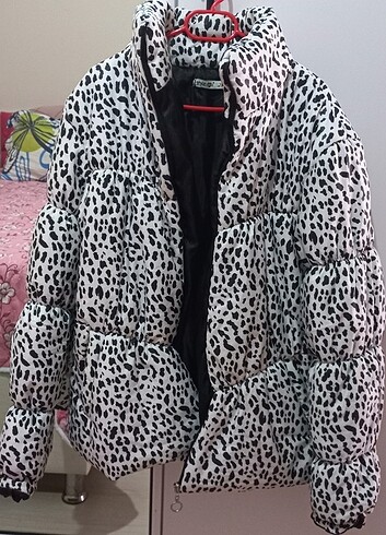 Siyah beyaz leopar desenli şişme mont
