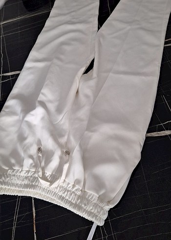Düğmeli Beyaz Saten Kadın Pantolon - Görsel 3
