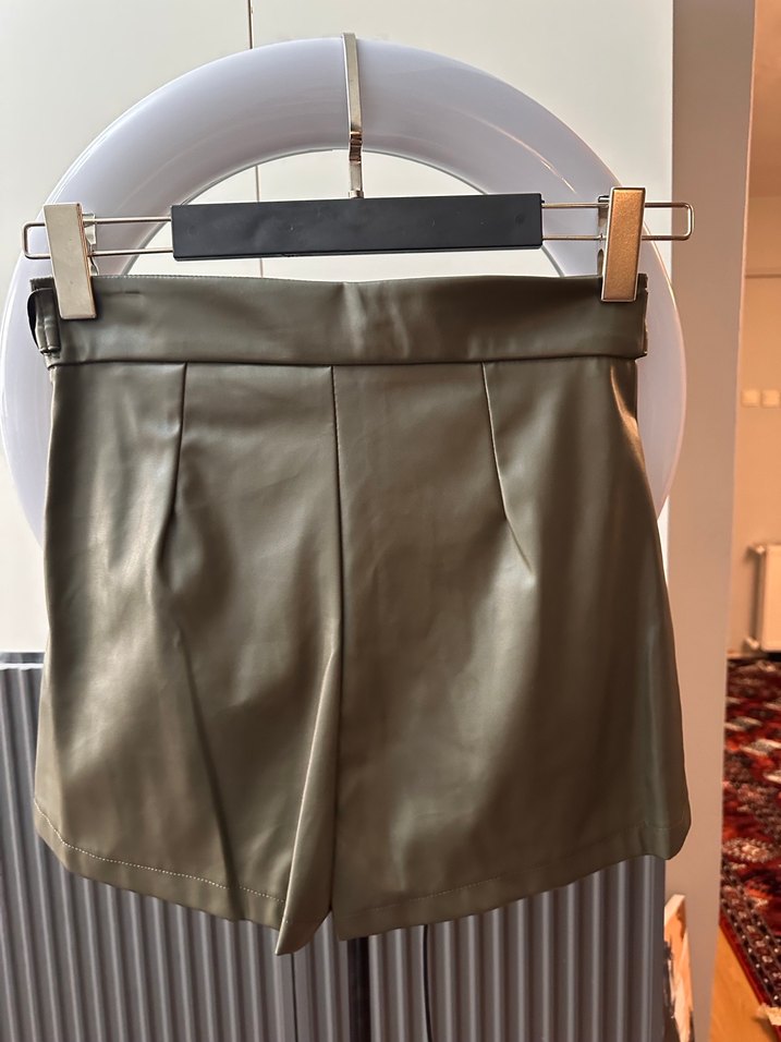 Kadın Gri Deri Kemerli Mini Şort - Görsel 2