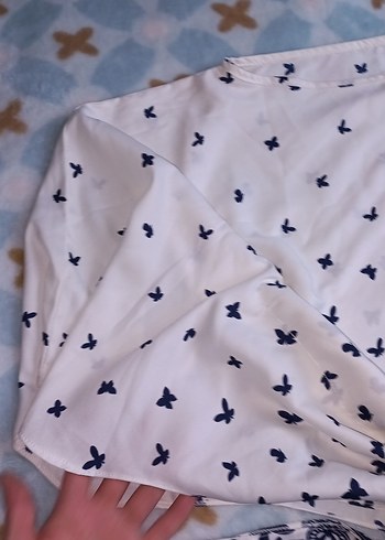 Beyaz Lacivert kelebek Desenli Bluz - Görsel 4