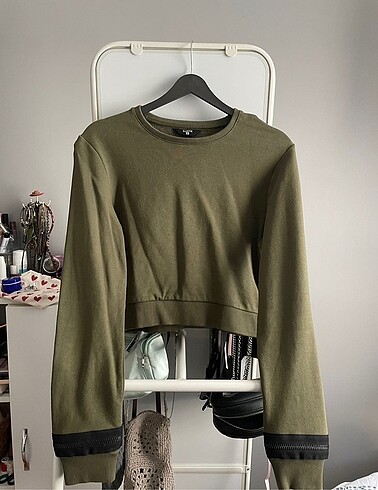 Kolu fermuar detaylı crop sweatshirt