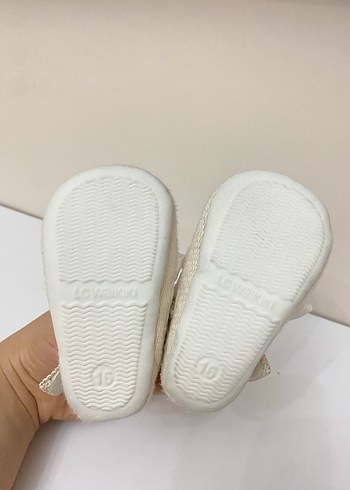 Nakışlı Fırfırlı Beyaz ve bej  Bebek Ayakkabısı - Görsel 3