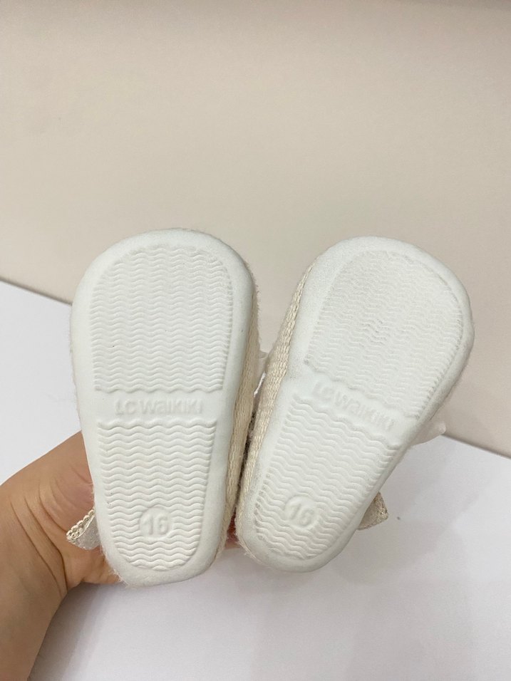 Nakışlı Fırfırlı Beyaz ve bej  Bebek Ayakkabısı - Görsel 3