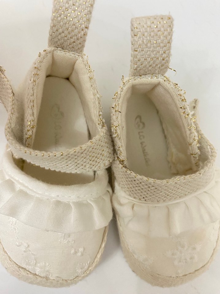 Nakışlı Fırfırlı Beyaz ve bej  Bebek Ayakkabısı - Görsel 2