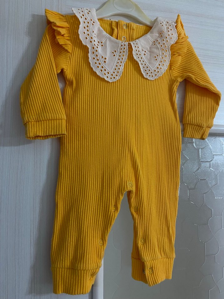 Sarı Dantelli Nakışlı Bebek Tulum - Görsel 2