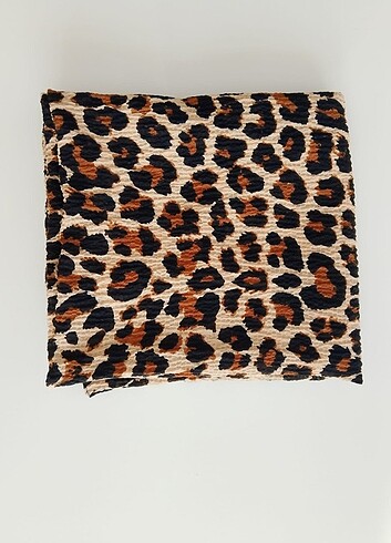 Leopar desenli eşarp