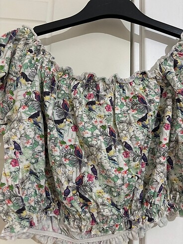 s Beden BERSHKA omzu açık crop
