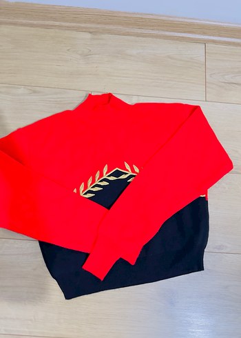 Nakış Detaylı Kırmızı Siyah Yüksek Yakalı Kazak - Görsel 3