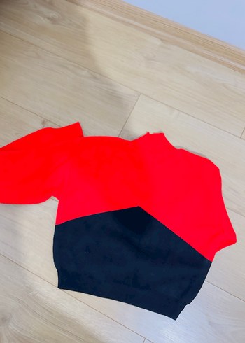 Nakış Detaylı Kırmızı Siyah Yüksek Yakalı Kazak - Görsel 6