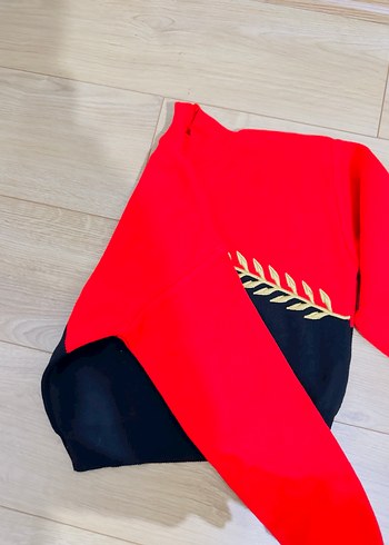 Nakış Detaylı Kırmızı Siyah Yüksek Yakalı Kazak - Görsel 5