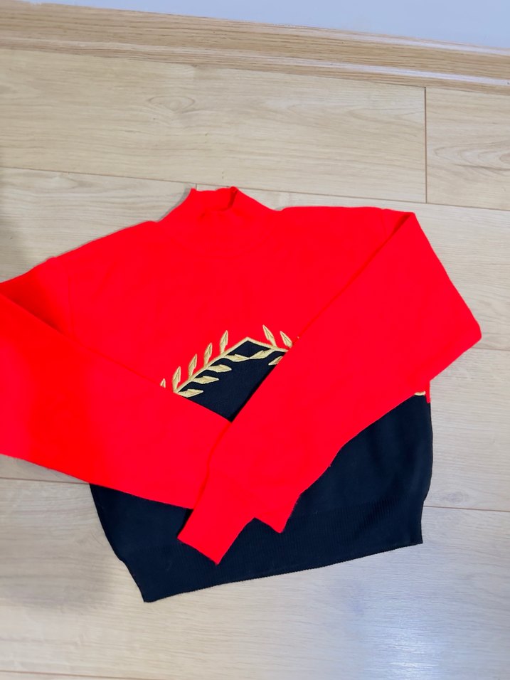 Nakış Detaylı Kırmızı Siyah Yüksek Yakalı Kazak - Görsel 3