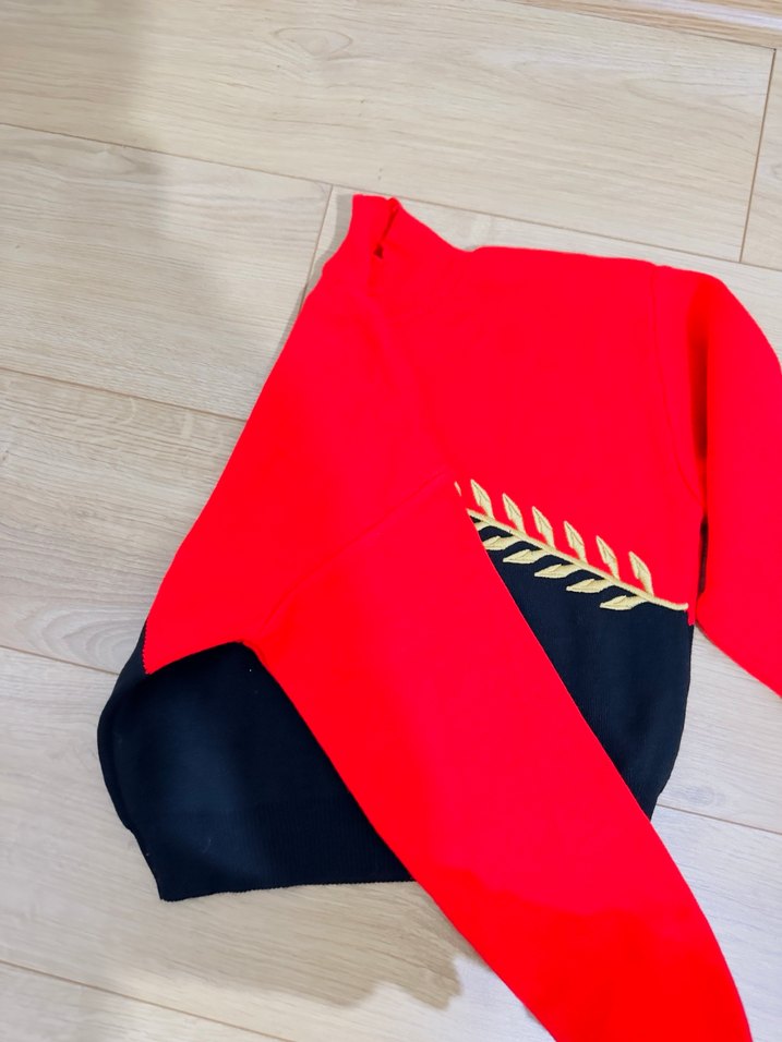 Nakış Detaylı Kırmızı Siyah Yüksek Yakalı Kazak - Görsel 5