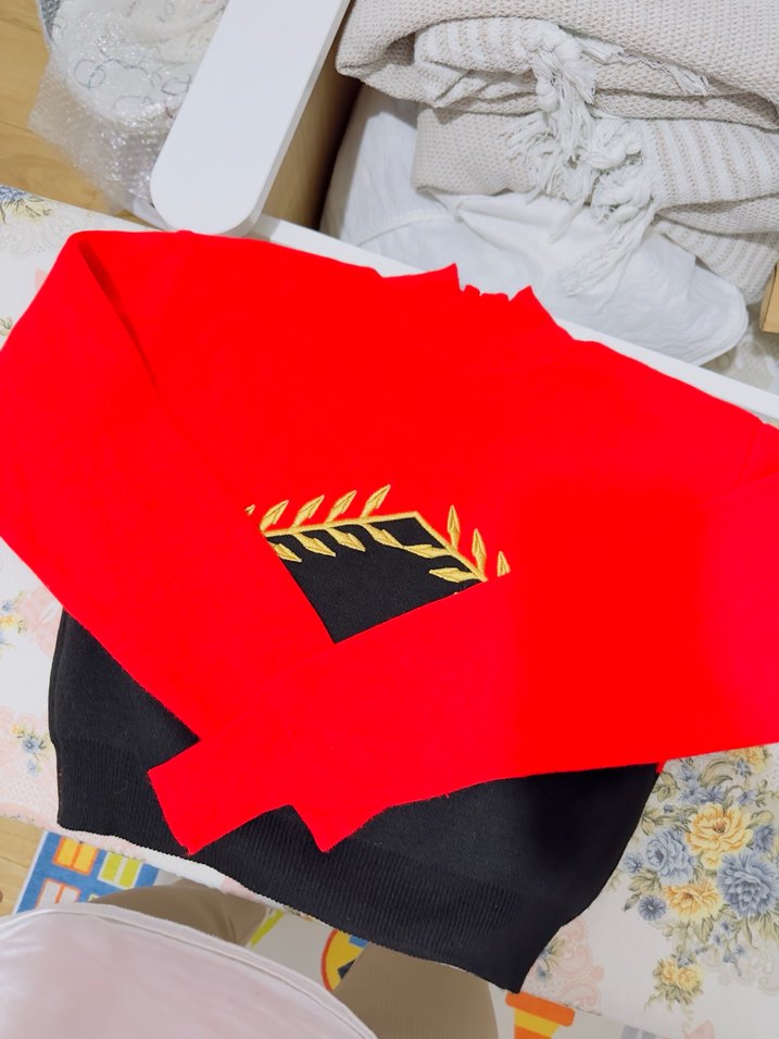 Nakış Detaylı Kırmızı Siyah Yüksek Yakalı Kazak - Görsel 4