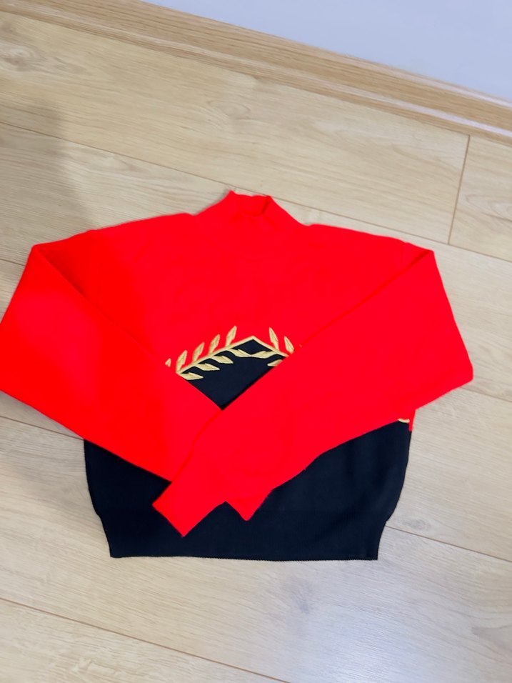 Nakış Detaylı Kırmızı Siyah Yüksek Yakalı Kazak - Görsel 2