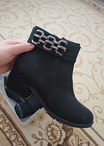 Siyah Süet Tokalı Kadın Topuklu Bot - Görsel 2