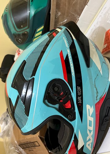 Tokalı Turkuaz Desenli Motosiklet Kaskı Vizör mekanizması bozuk - Görsel 2