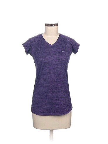 Nike T-shirt %70 İndirimli.