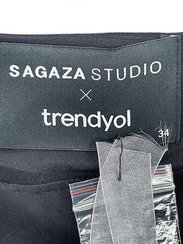 34 Beden siyah Renk Trendyol & Milla Gömlek %70 İndirimli.