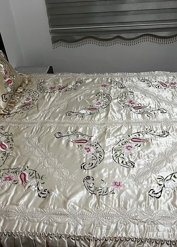 İşlemeli Parlak Beyaz Yatak Örtüsü - Görsel 6