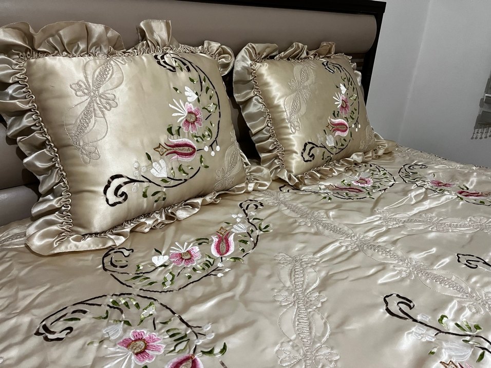 İşlemeli Parlak Beyaz Yatak Örtüsü - Görsel 2