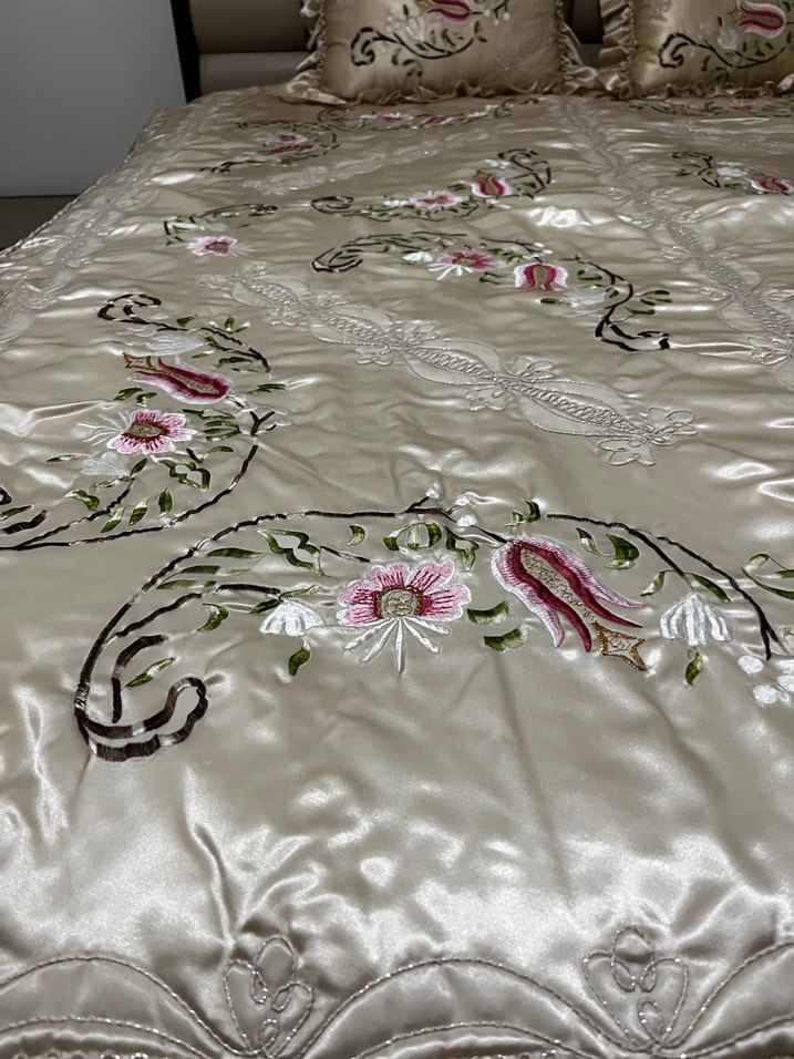 İşlemeli Parlak Beyaz Yatak Örtüsü - Görsel 4