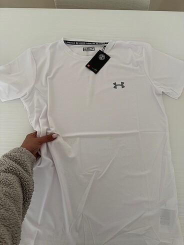 m Beden Under Armour tişört