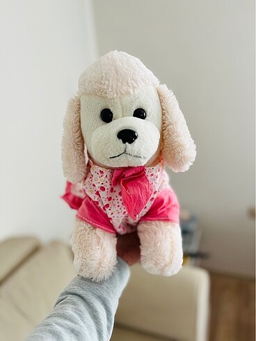 Peluş pembe elbiseli köpek