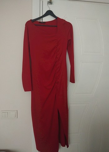 Uzun Kırmızı Drapeli V Yaka Elbise - Görsel 2