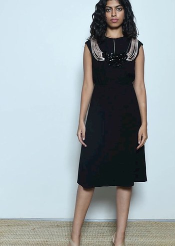 BCBG MAXAZRİA siyah saçaklı midi elbise - Görsel 8