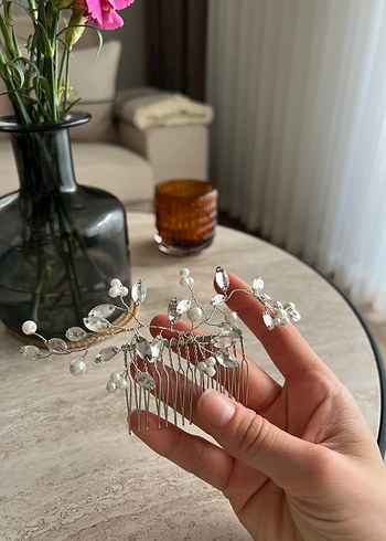 Beden beyaz Renk İnci ve Kristal Detaylı Gelin Saç Aksesuarı