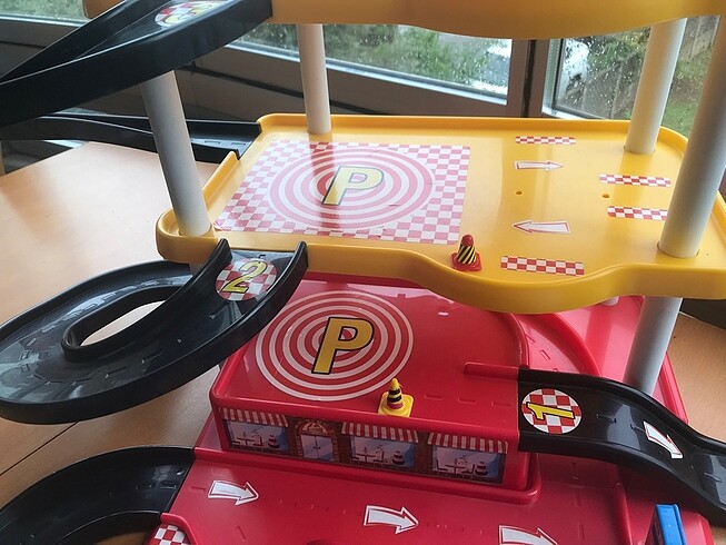 Beden 3 katlı oyuncak araba otoparkı