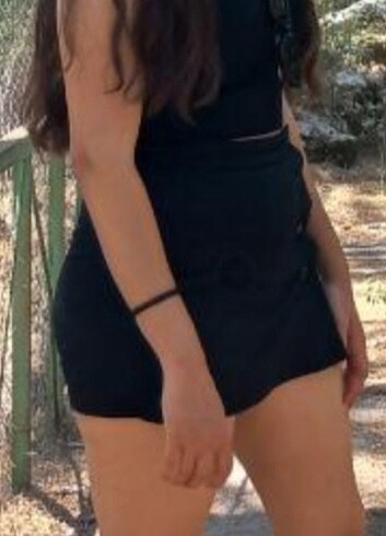 Siyah şort etekli