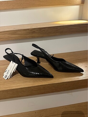 Zara yılan derisi kısa topuklu sivri burun ayakkabı