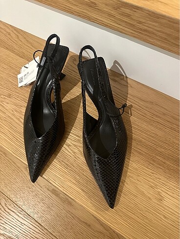 Zara Zara yılan derisi kısa topuklu sivri burun ayakkabı