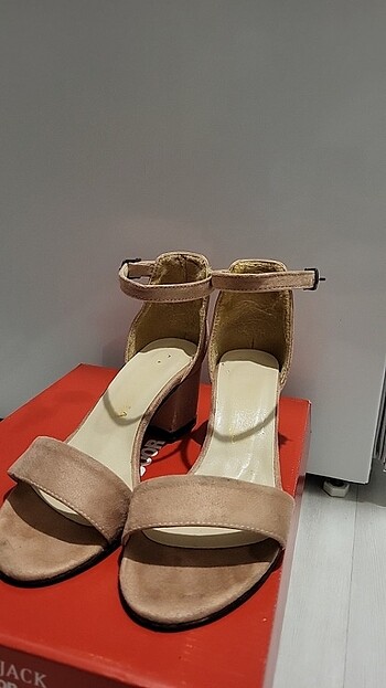 Krem rengi topuklu ayakkabı 