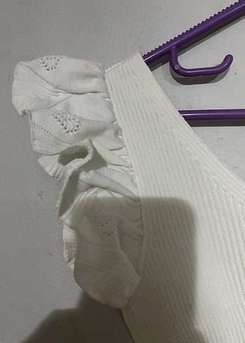 Beyaz V Yaka Fırfırlı Kadın Bluz - Görsel 2