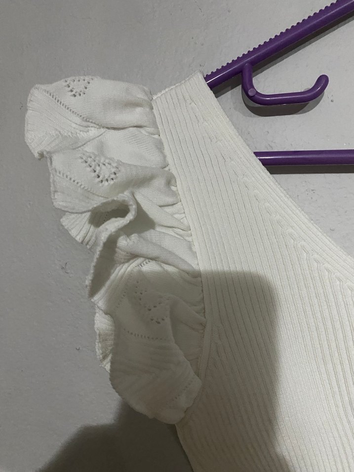 Beyaz V Yaka Fırfırlı Kadın Bluz - Görsel 2