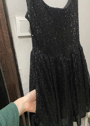 Siyah Parlak Pilili Midi Elbise - Görsel 4